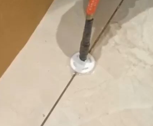 久治瓷砖空鼓维修公司专业解答瓷砖在铺贴过程中，如果没有涂抹均匀到位的粘结材料（如水泥砂浆或瓷砖胶），可能会导致以下问题